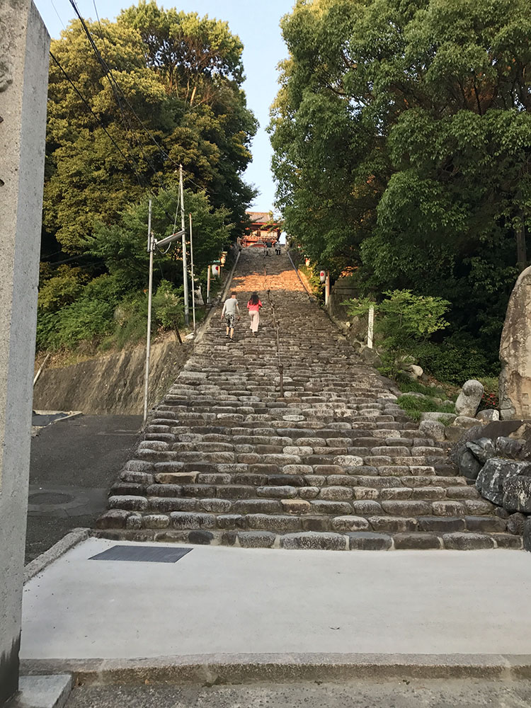 神社への階段