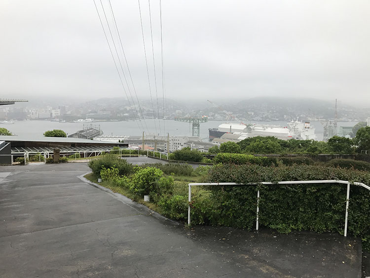 雨のホテル敷地内