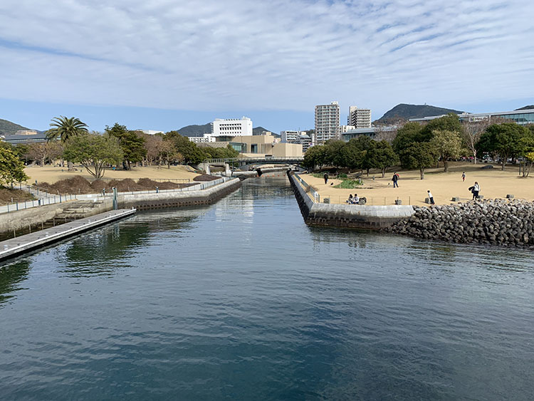 港の近くの公園