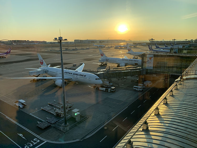 朝日が昇る羽田空港