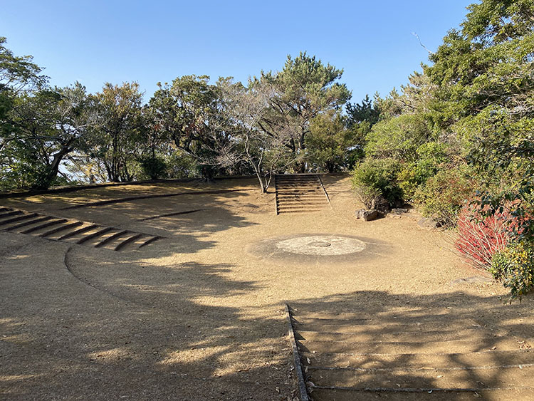 要塞砲座の跡