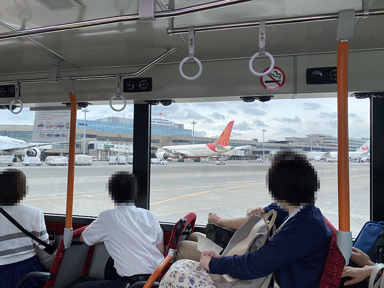 バスから見えた飛行機