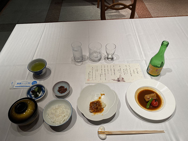 お味噌汁とご飯とお漬物