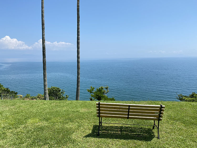 丘の上からの空と海