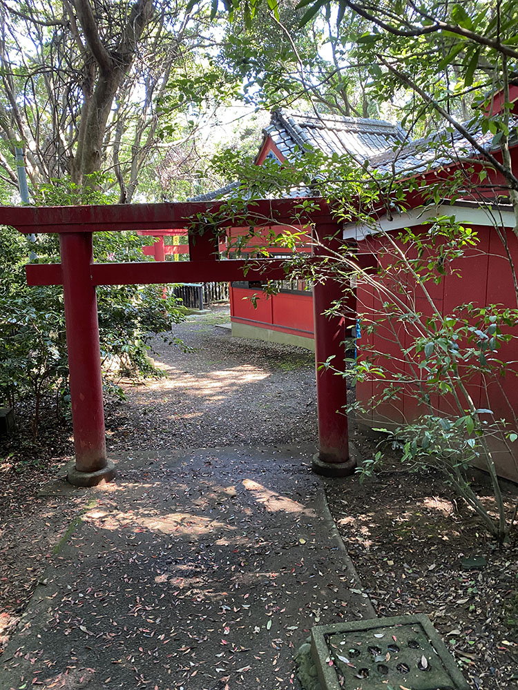 林道沿いのお社