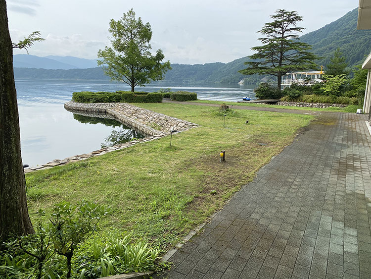 湖畔の歩道