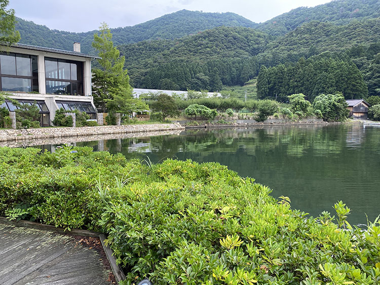 湖とホテルの建物