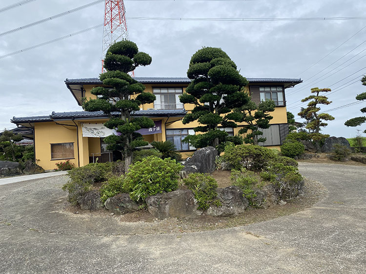 朝の旅館外観