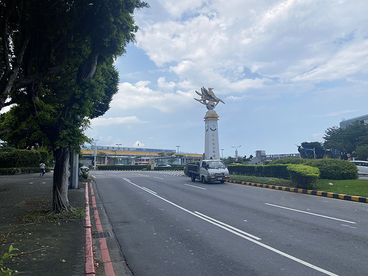 歩いて空港に